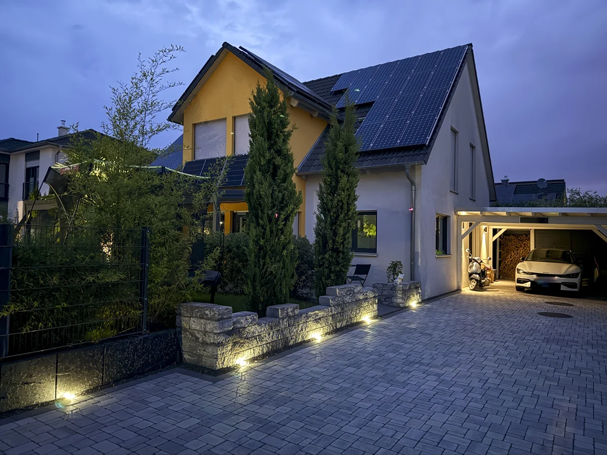 Haus mit Einfahrt und Carport